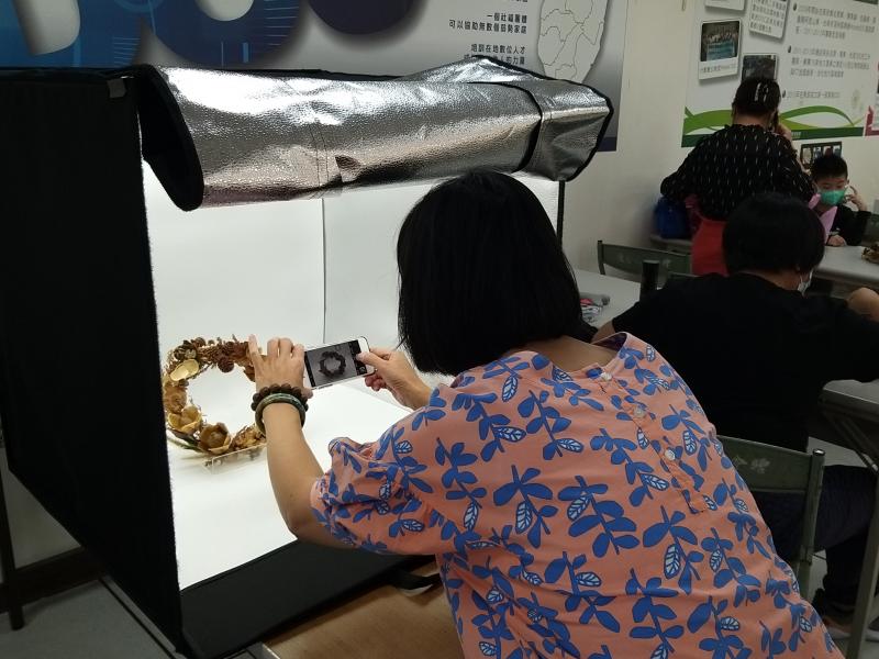 學員將作品拍照