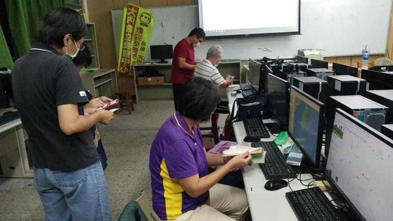 學員使用電腦操作GOOGLE MAP