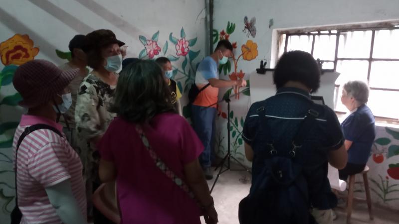 到奶奶家拍攝彩繪牆面