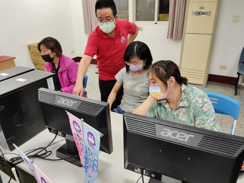 老師一一看學員的操作，漏掉或操作錯誤馬上訂正加深記憶。