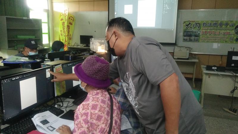 講師協助學員解決問題