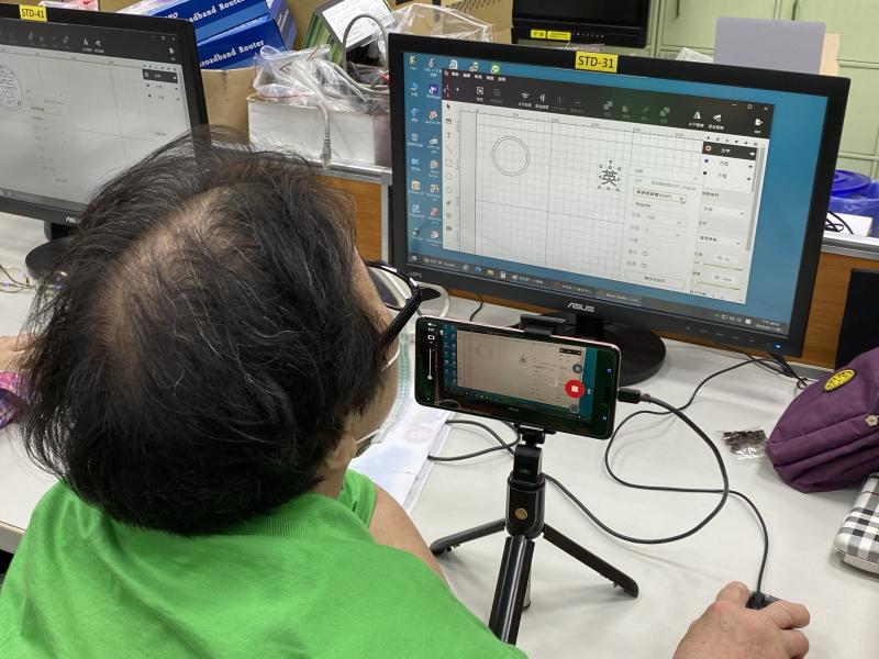 學員實際設計雷雕作品。