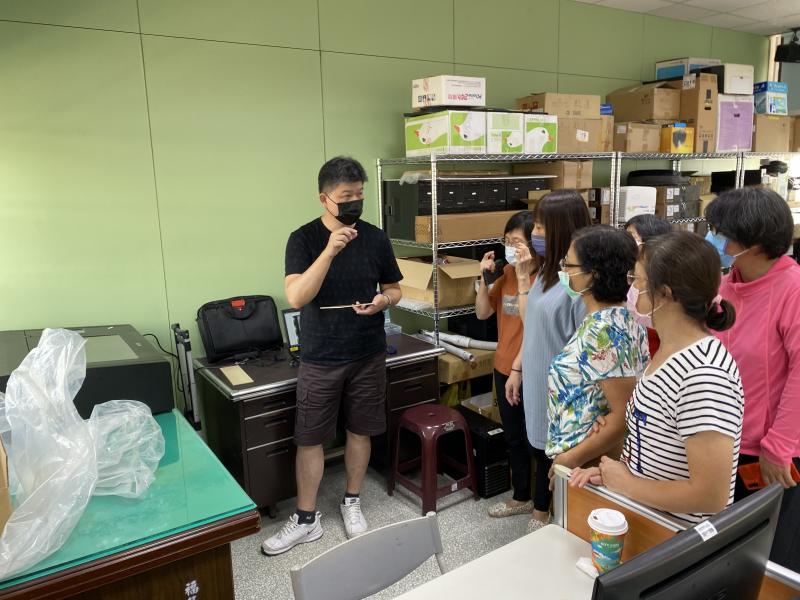 老師解說雷雕機如何輸出。