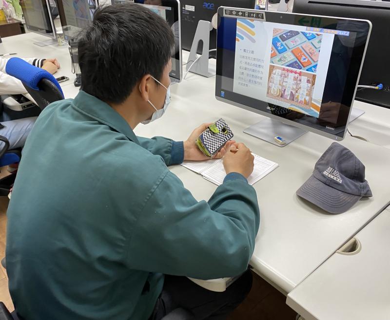 課堂中，學員認真聽課吸收，仍紀錄符合自家商品的元素。