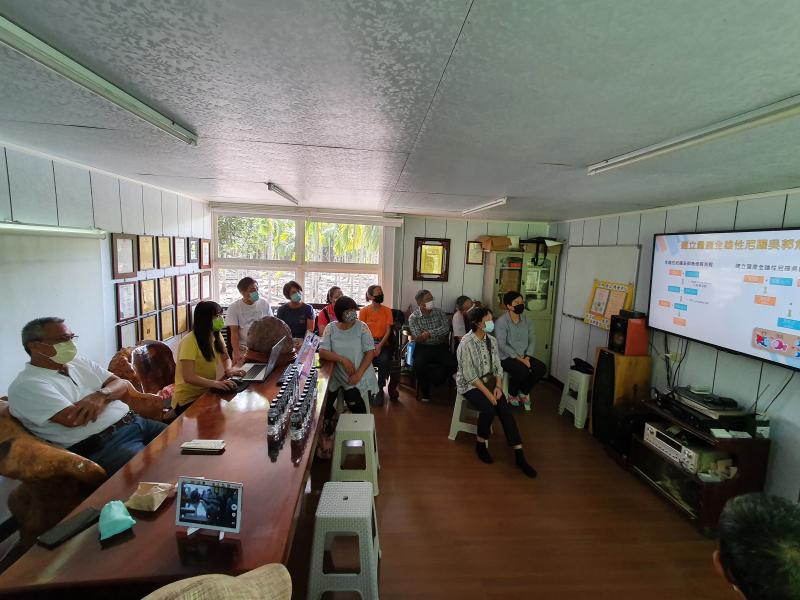 [養殖監控數位記錄]課程，講師簡報:認識目前養殖業生態及養殖業智慧科技輔具介紹。 學員認真聆聽並使用平板電腦記錄課程。