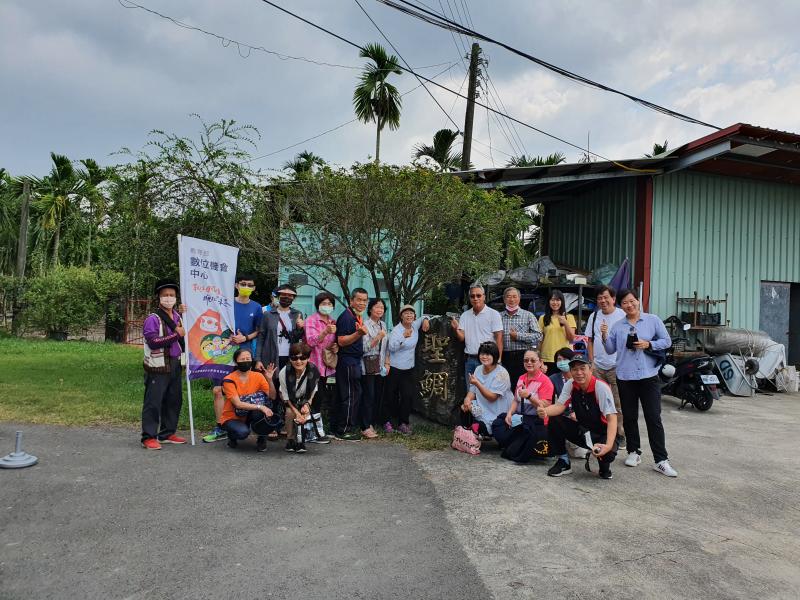 此特色課程，學員使用養殖監控系統，學習數據簡報分析的方法，於課後與講師合照。