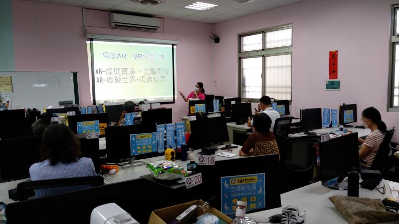 講師解說什麼是虛擬實境及擴增實境