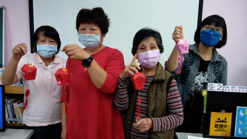 雷雕小天燈完成，講師同學員們與作品的合照