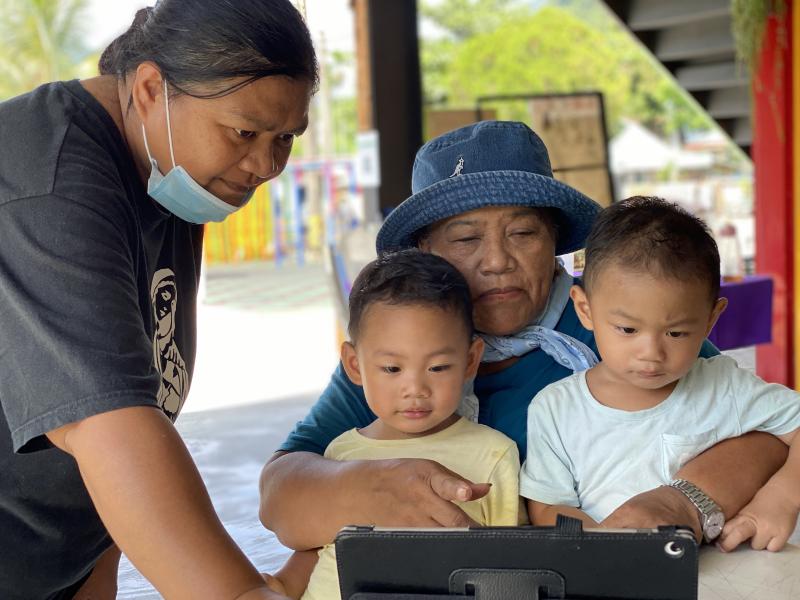 奶奶與孫子合照，指導員與奶奶耐心勸說下，終於順利拍上一張自拍合照，好溫馨的祖孫畫面。