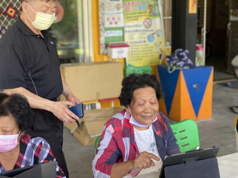 不愛笑的奶奶，為了美美的自拍照片，努力練習笑容及按快門鍵，好可愛的表情。