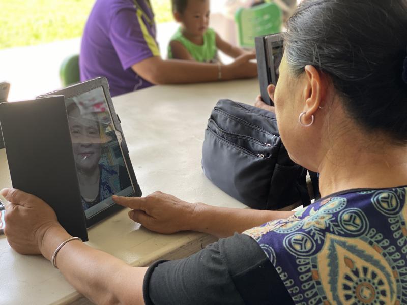 較年輕的長輩，嘗試用不同的角度自拍，只求一張最美的照片。