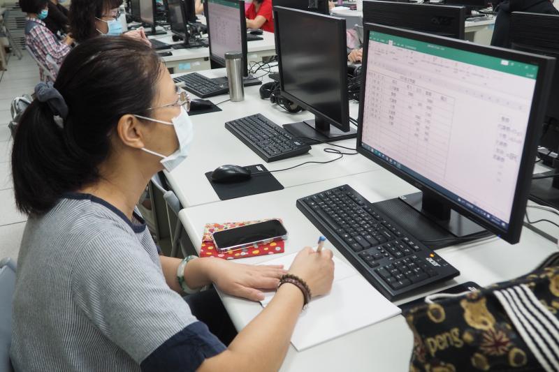 學員認真聽課抄筆記