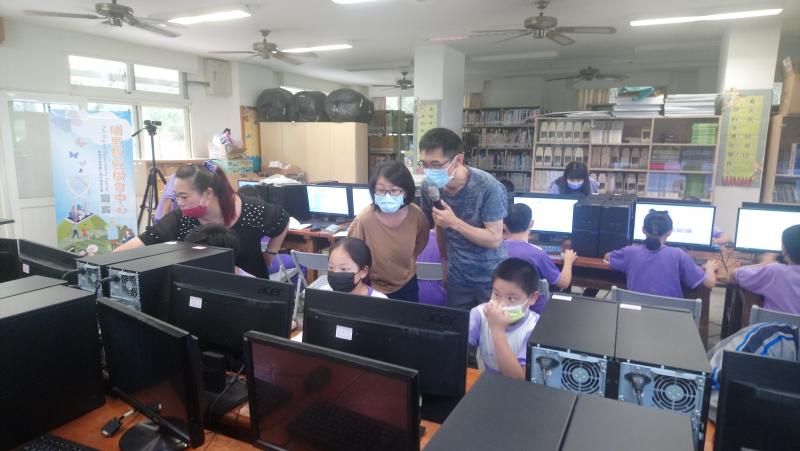 講師正在解釋新增圖層與景點搜尋等功能