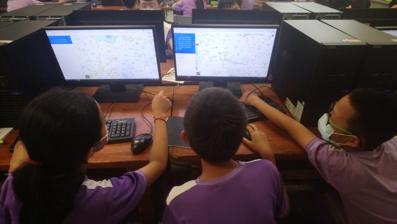 同學在討論如何規畫最佳路線