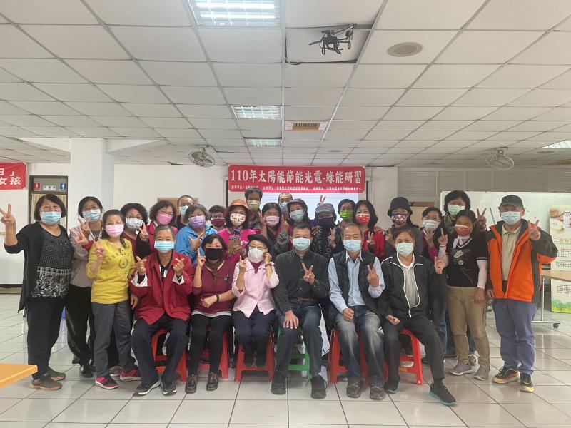 學習太陽能理論基礎後，應用太陽能燈，希望讓學校和社區的路燈能更明亮，同學熱心參與課程。