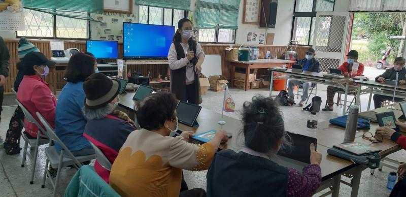 講師講解平板如何使用