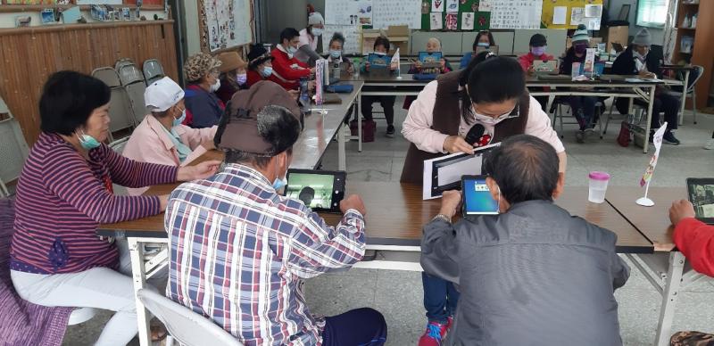 講師親自教導學員操作平板