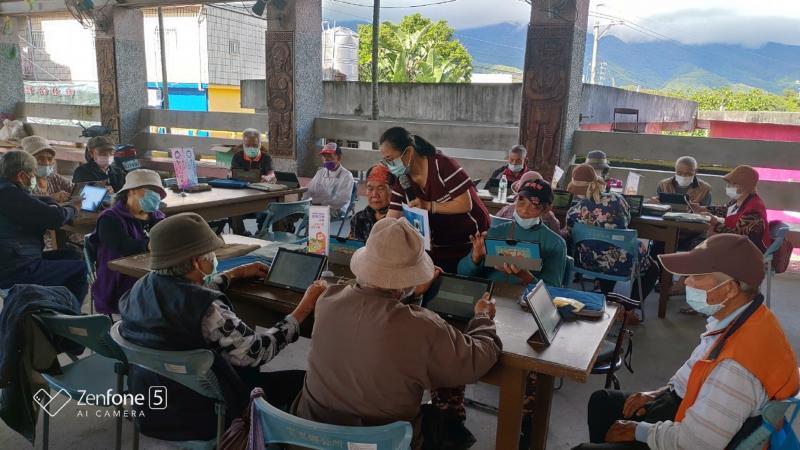 講師講解平板設備如何使用