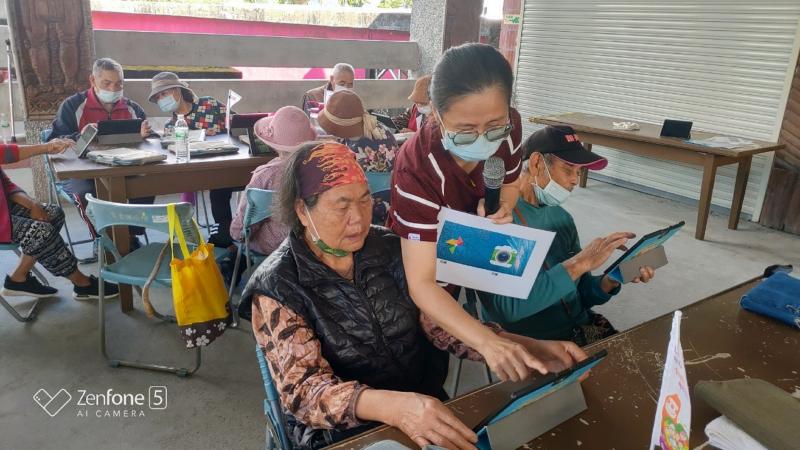 講師講解平板如何攝影