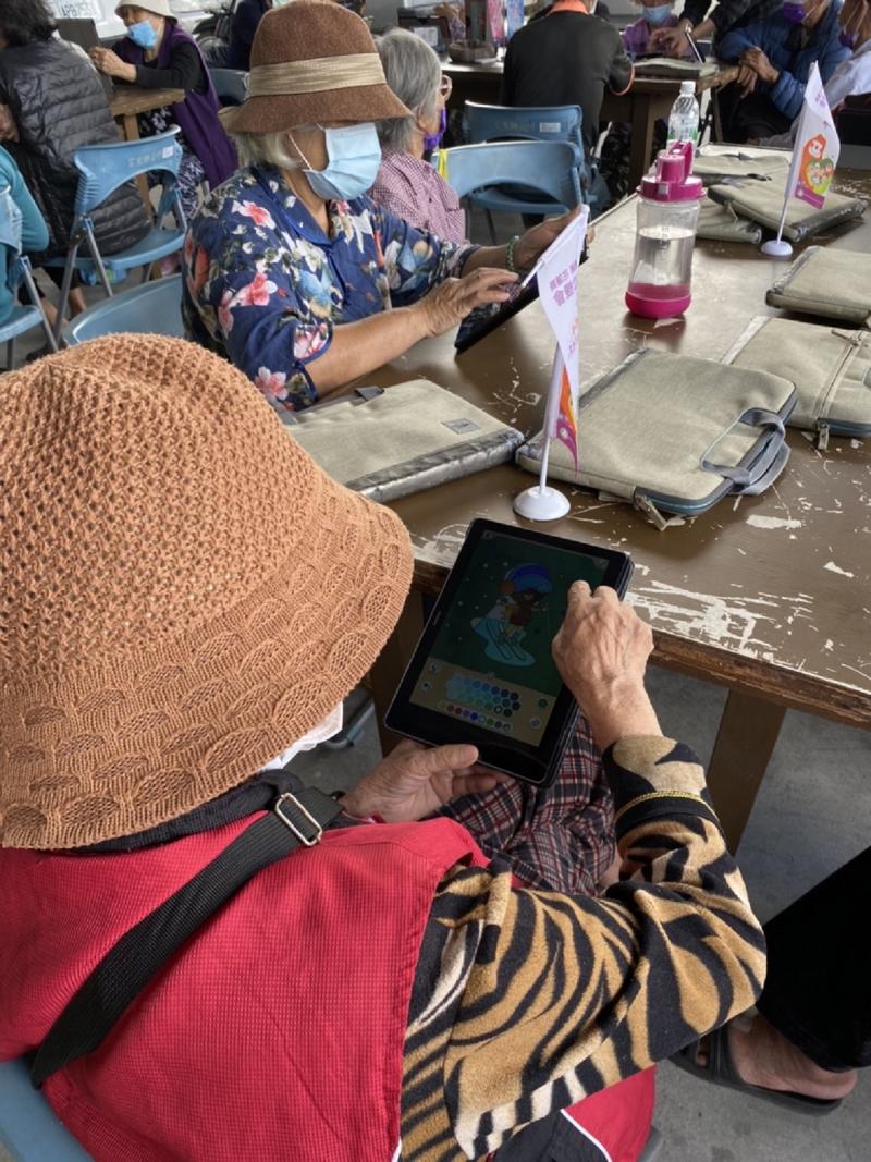 學員實際操作，皆玩得很開心