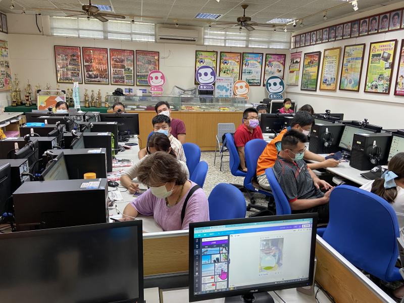 介紹操作CANVA編輯海報名片