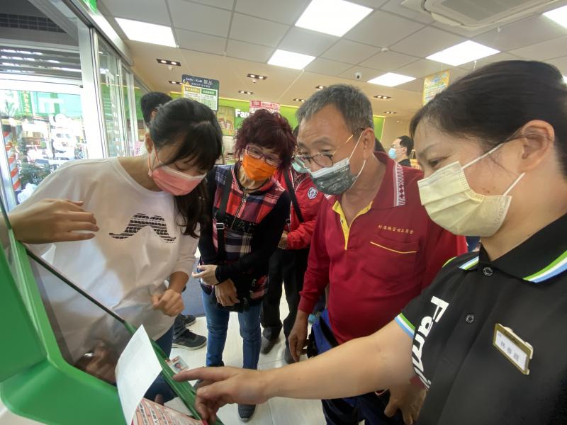 講師與店員教學員FAMIPORT用法1