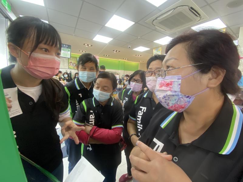 講師與店員教學員FAMIPORT用法2