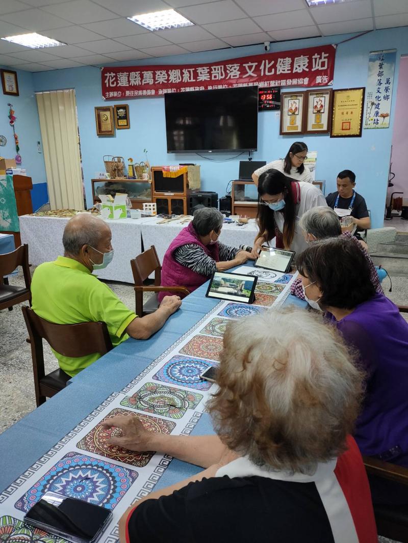 學員透過平板qr搜尋功能。