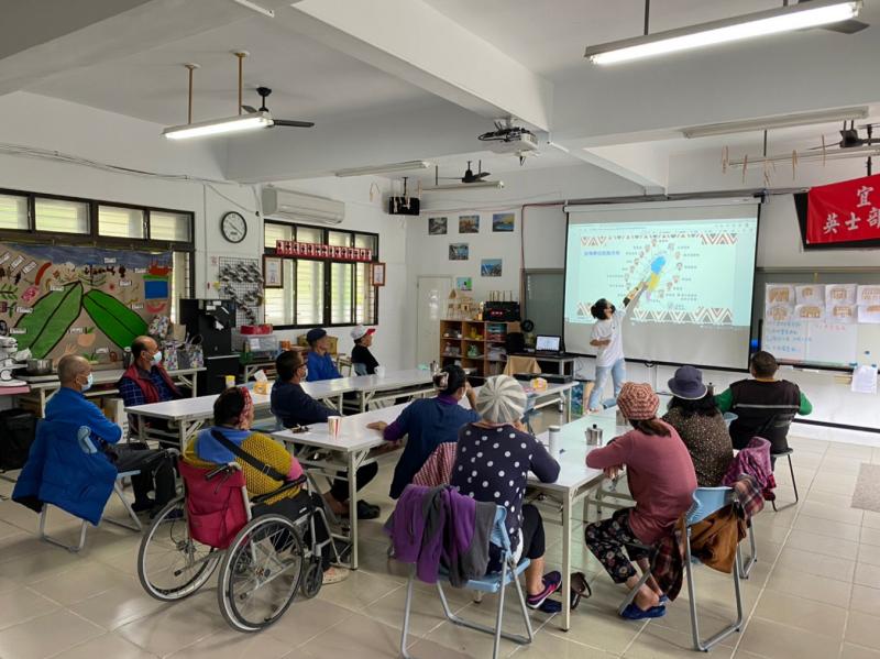 這次課程安排9小時系列文化數位課程,分兩天上課。第一堂課帶學員重新認識泰雅文化與原住民族。