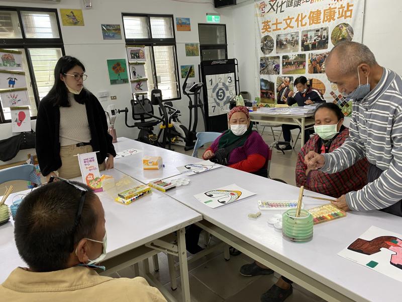 年輕學員向長者請益遷徙故事，彼此分享與學習。長者都投入在懷舊文化與數位課程的結合課程