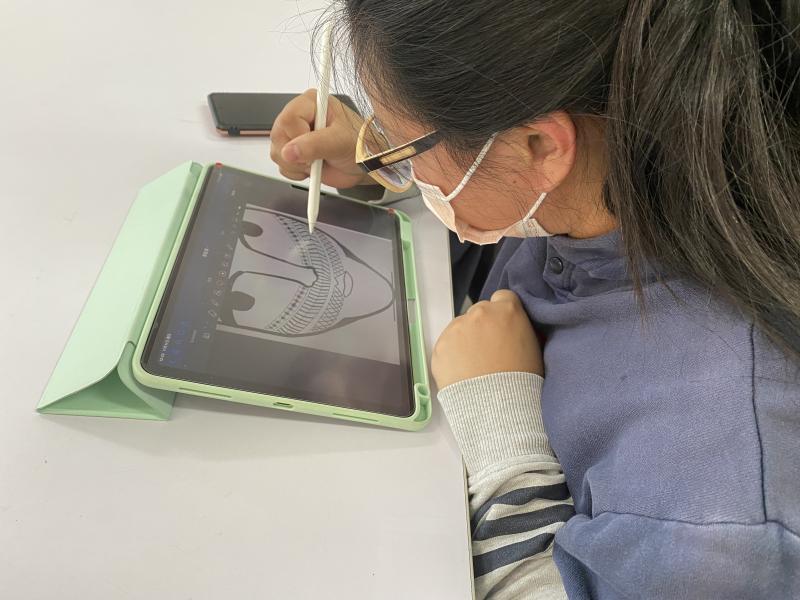 長者們的設計非常大膽有創意，而青年學員也設計出具有泰雅風格的紋面圖，有學員使用平版來繪圖。