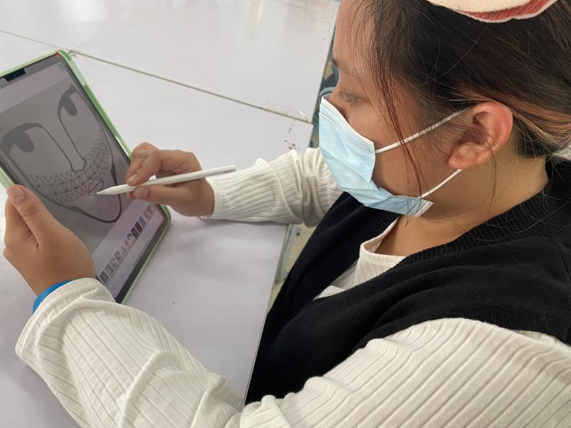 使用手機及平版將照片數位化，再使用修圖軟體將設計稿修整完成。