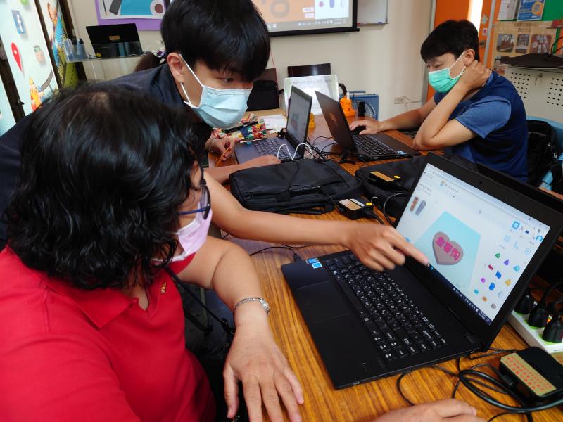 講師指導學員使用線上3D列印軟體