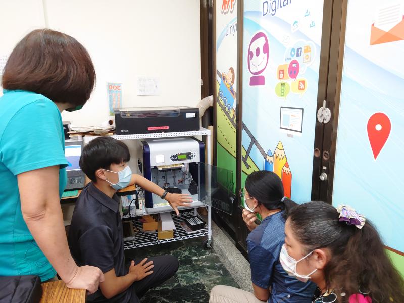 講師介紹操作使用3D列印機