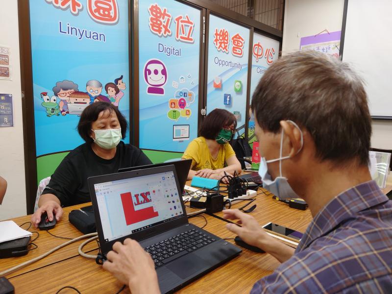 學員練習用電腦操作３Ｄ繪圖