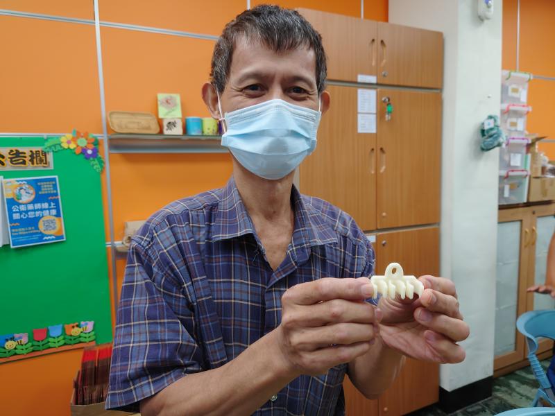 學員開心完成３Ｄ列印手機充電線集線器