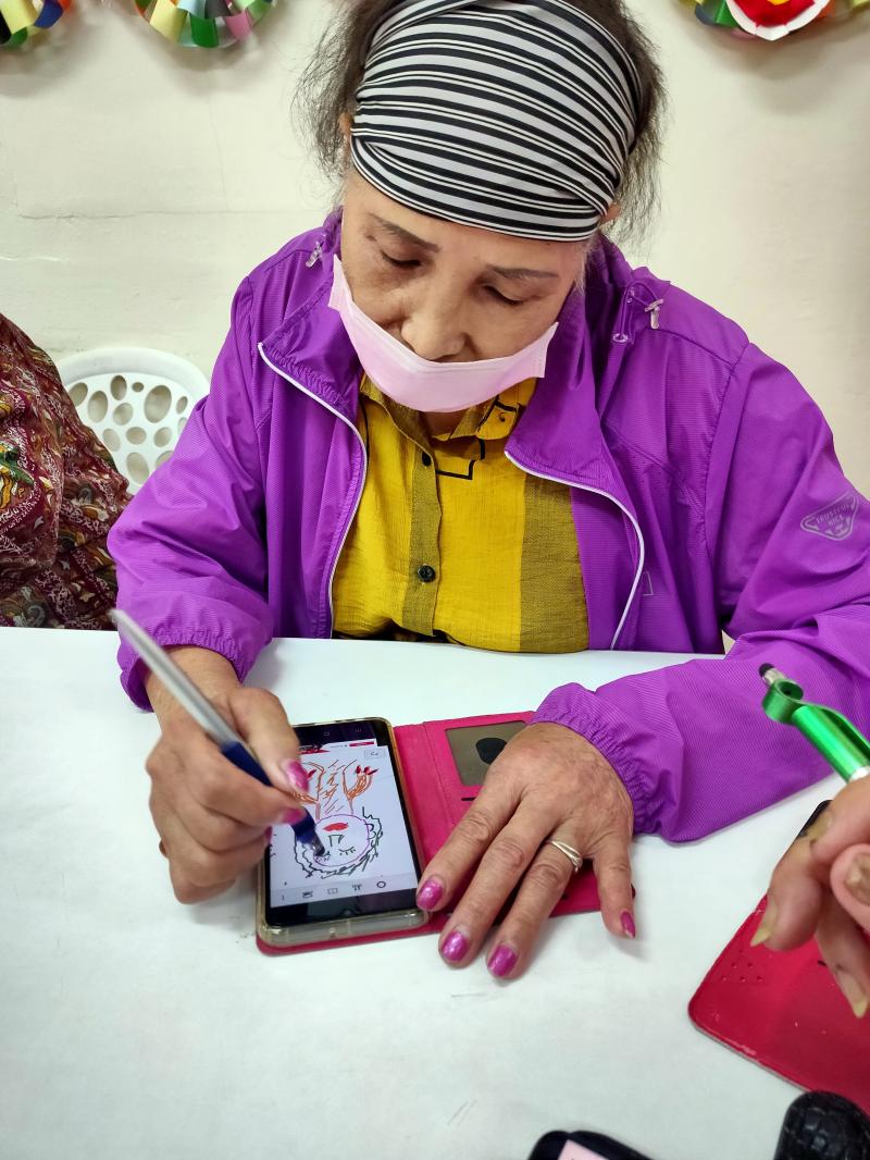 利用自己的手機練習~回家理想化什麼都可以自己畫