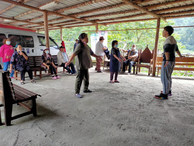 大家開心地做伸展運動