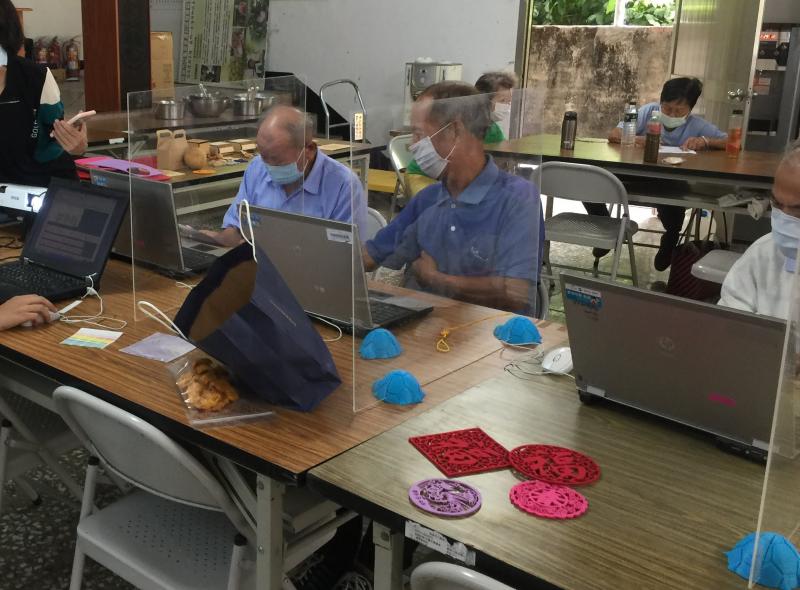 學員上課使用防疫隔板情形