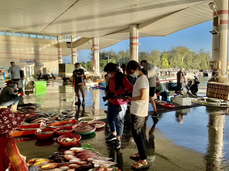 老師帶學員拍攝將軍尚青人文故事，一邊介紹，一邊實際操作給學生看。