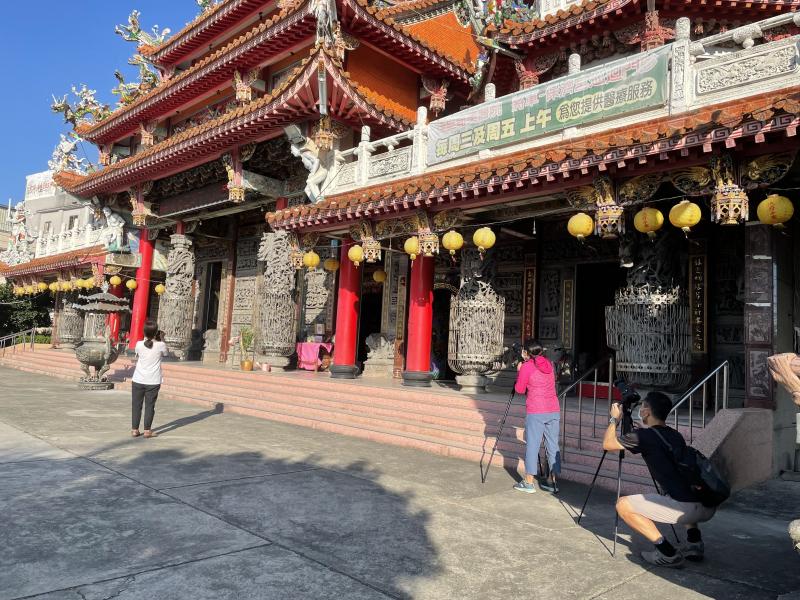 學員們個個拿的鏡頭頂的大太陽拍出將軍尚青的人文故事