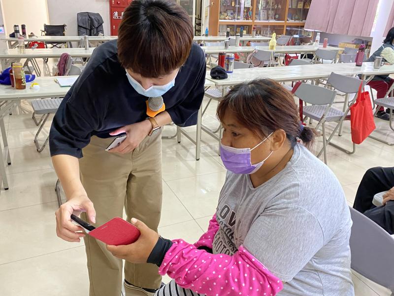 來自獅子鄉的小農，運用手機記帳APP ，記錄自家農特產品的收支。