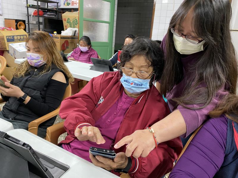 指導學員如何用手機下載app。