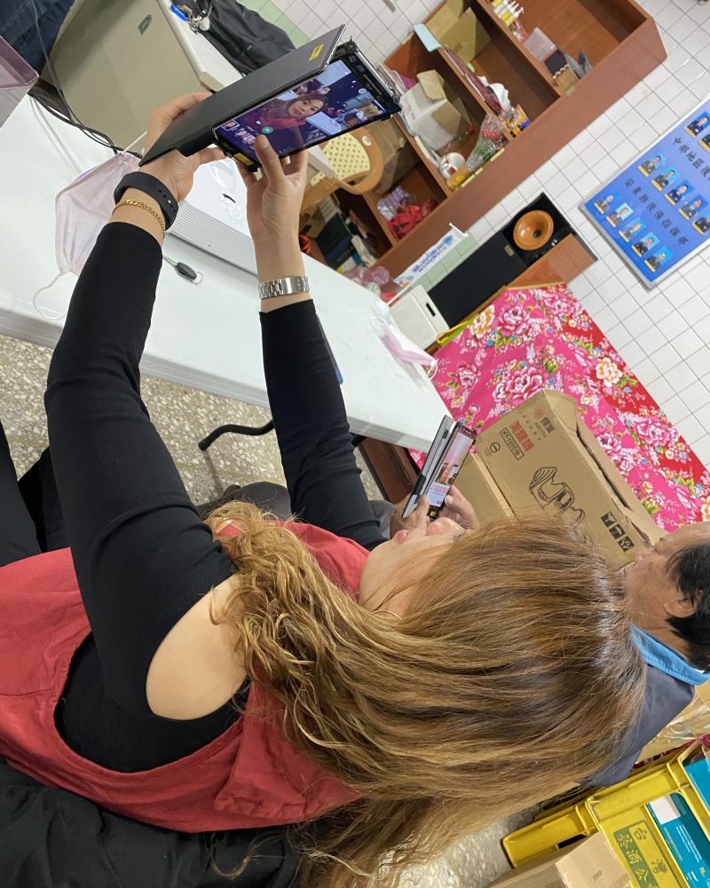 利用平板照相編修。