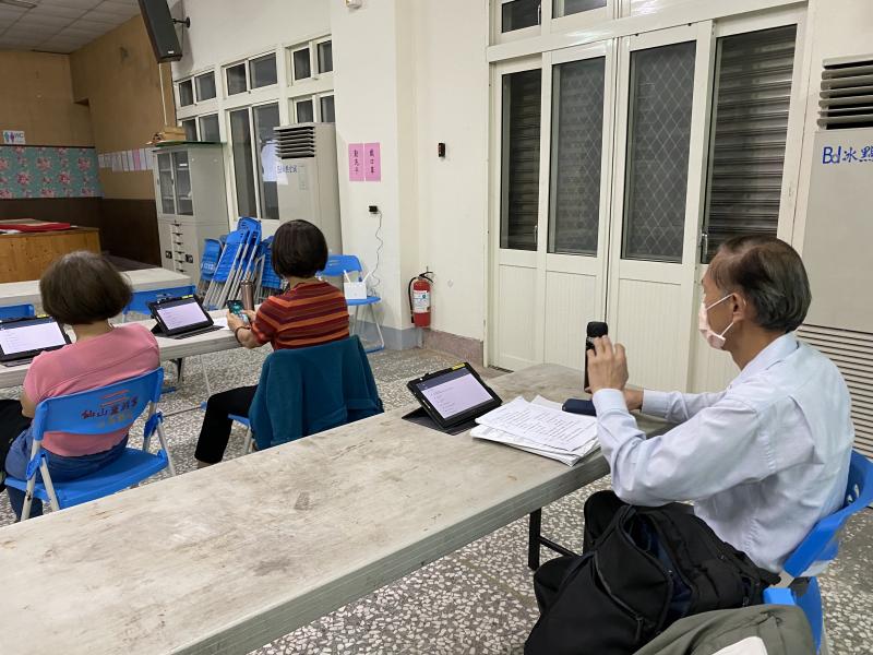 手機平板下載玩美相機APP。