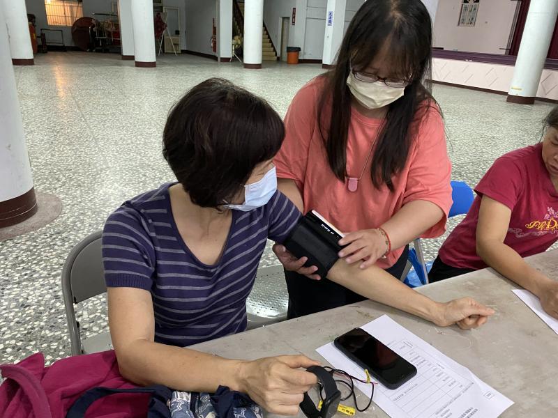 利用電子血壓計幫學員量測。