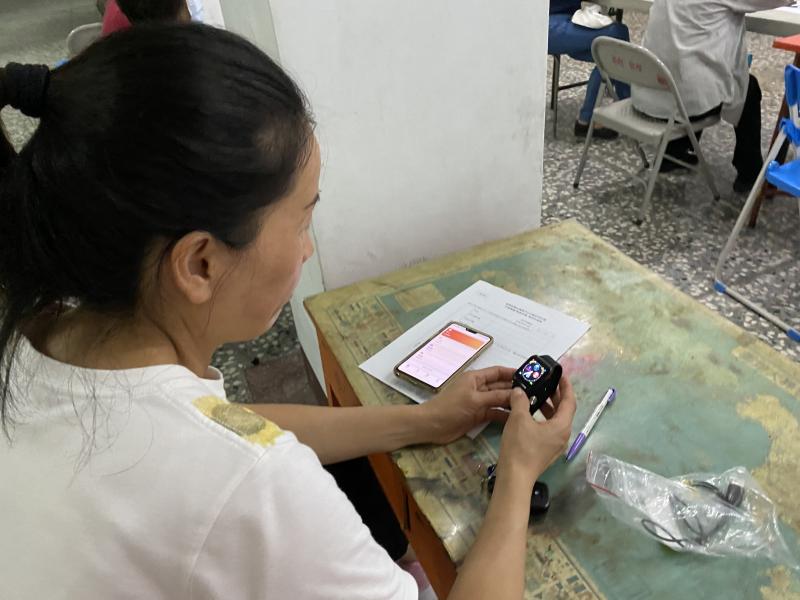 智慧手環與手機進行連線配對。