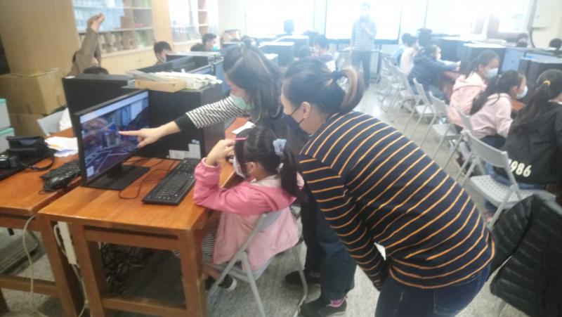 家長跟孩子一起在DOC的課程中當同學