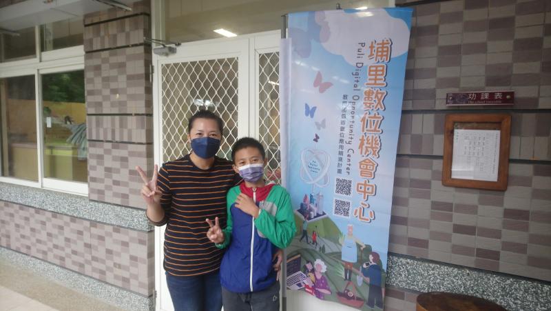 家長與孩子在溪南行動分班前合影