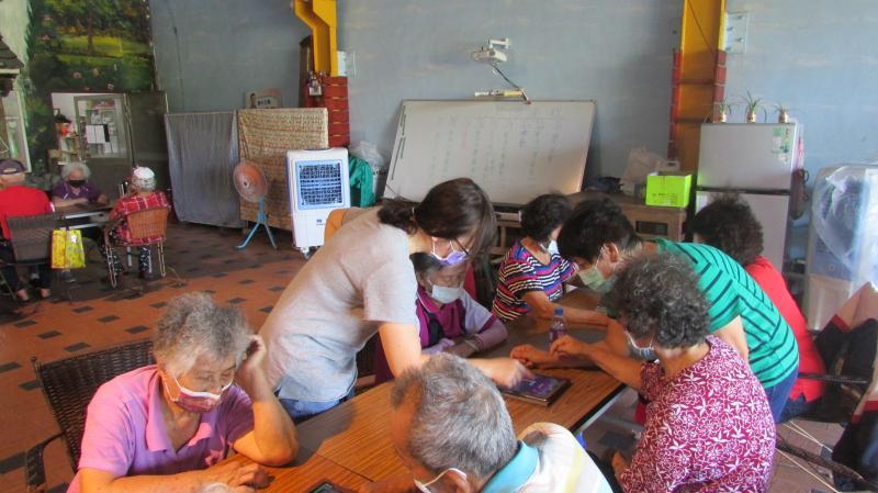 過江社區的長輩上課的情形很踴躍，遇到問題都會主動詢問講師，上課時聽到長輩開心的笑聲，都會不自覺得揚起微笑開心起來。